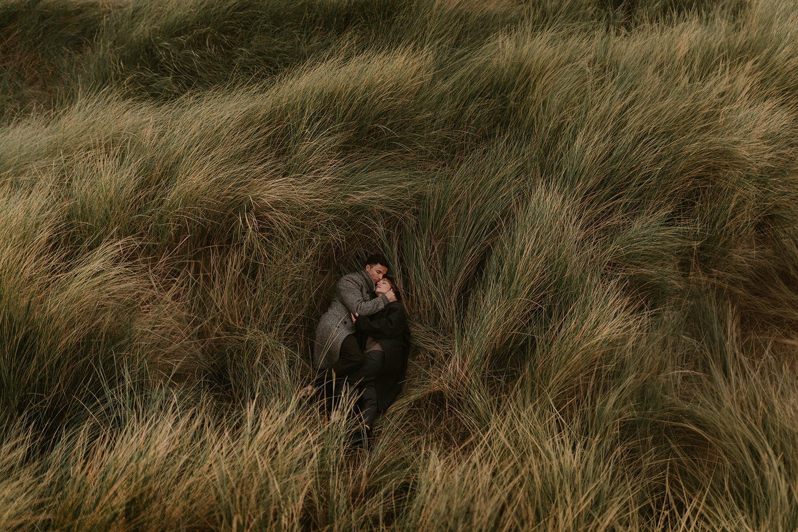 couple photoshoot ate the beach bloemendaal can zee
